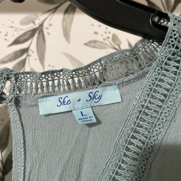 Flowy Romper - Picture 2 of 3